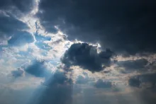 Ciel nuageux avec la lumière du soleil derrière le nuage en rayons