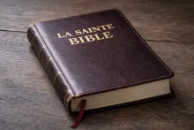 une bible sur une table