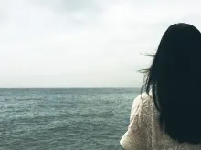 Une femme regardant un plan d'eau
