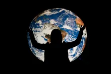 L'ombre d'une femme se profile sur la terre.