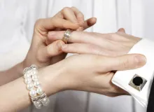 Un homme et une femme échangent les alliances