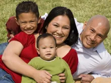 Une famille avec un enfant et une bébé