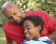 Un père et un fils passe du temps ensemble dehors