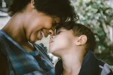 Une mère fait un câlin à son fils