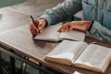 Un homme étudie la Bible