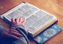 Une femme étudie la Bible