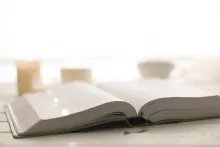 Une Bible sur une table dans une pièce bien éclairée