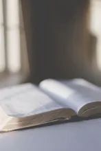 Une Bible sur une table