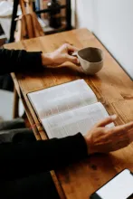 Un homme lit la Bible