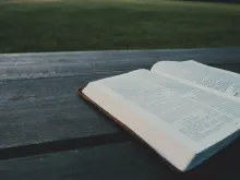Une Bible sur une table