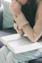 Une fille lit la Bible