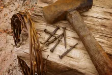 Un marteau, des clous et une couronne d'épines