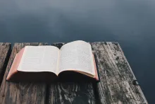 Une Bible sur un quai