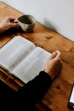 Une personne étudie la Bible