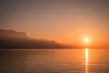 Un coucher du soleil au-dessus d'un lac