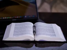 Une Bible avec un stylo sur un ordinateur