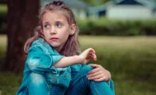 Une jeune fille triste