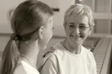 Une grand-mère et une petite-fille souriantes