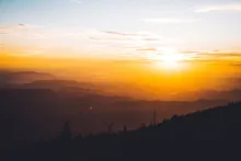 Un coucher du soleil au-dessus d'une vallée