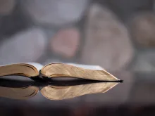 Une Bible sur une table