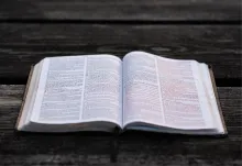 Une Bible sur une table