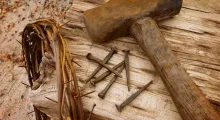Un marteau, des clous et une couronne d'épines