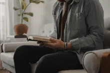 Un homme lit la Bible