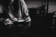 Une personne lisant une Bible