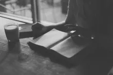 Une personne lisant la Bible