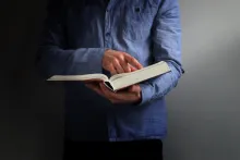 Un homme qui lit une Bible