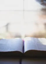 Une Bible dans la lumière