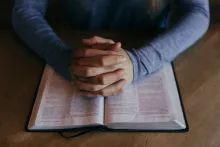 Un homme lit la Bible