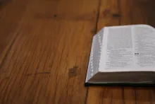 Une Bible sur une table