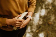 Une femme tient une Bible à la main