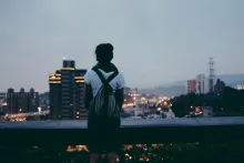 Une jeune femme regarde une ville depuis un belvédère