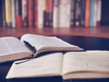 Une Bible, un stylo et un cahier sur une table