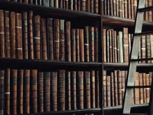 Une étagère remplie de livres