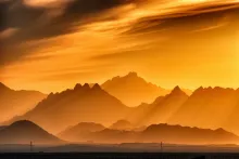 Des montagnes et un coucher du soleil