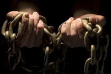 Des mains tiennent des chaînes