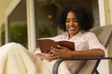 Une jeune femme lisant la Bible.