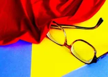 couleurs et lunettes rouges, jaunes et bleues