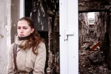 Une jeune femme attend à l'extérieur d'un bâtiment à Kurakhove, dans l'est de l'Ukraine.
