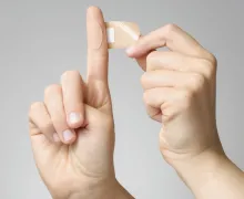 Un pansement enveloppé autour d'un doigt.