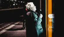 Une dame regarde par la fenêtre