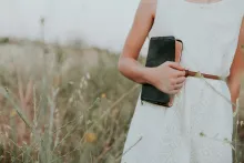 Une femme qui tient une Bible à la main