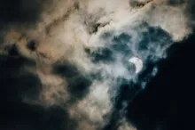 La lune et des nuages dans un ciel nocturne