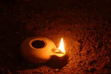 Une lampe à huile qui luise dans les ténèbres