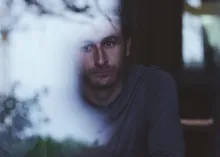 Un homme qui regarde par la fenêtre