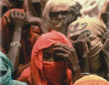 Un groupe de femmes abattues qui portent la voile islamique