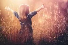 Une petite fille dans un champs de blé